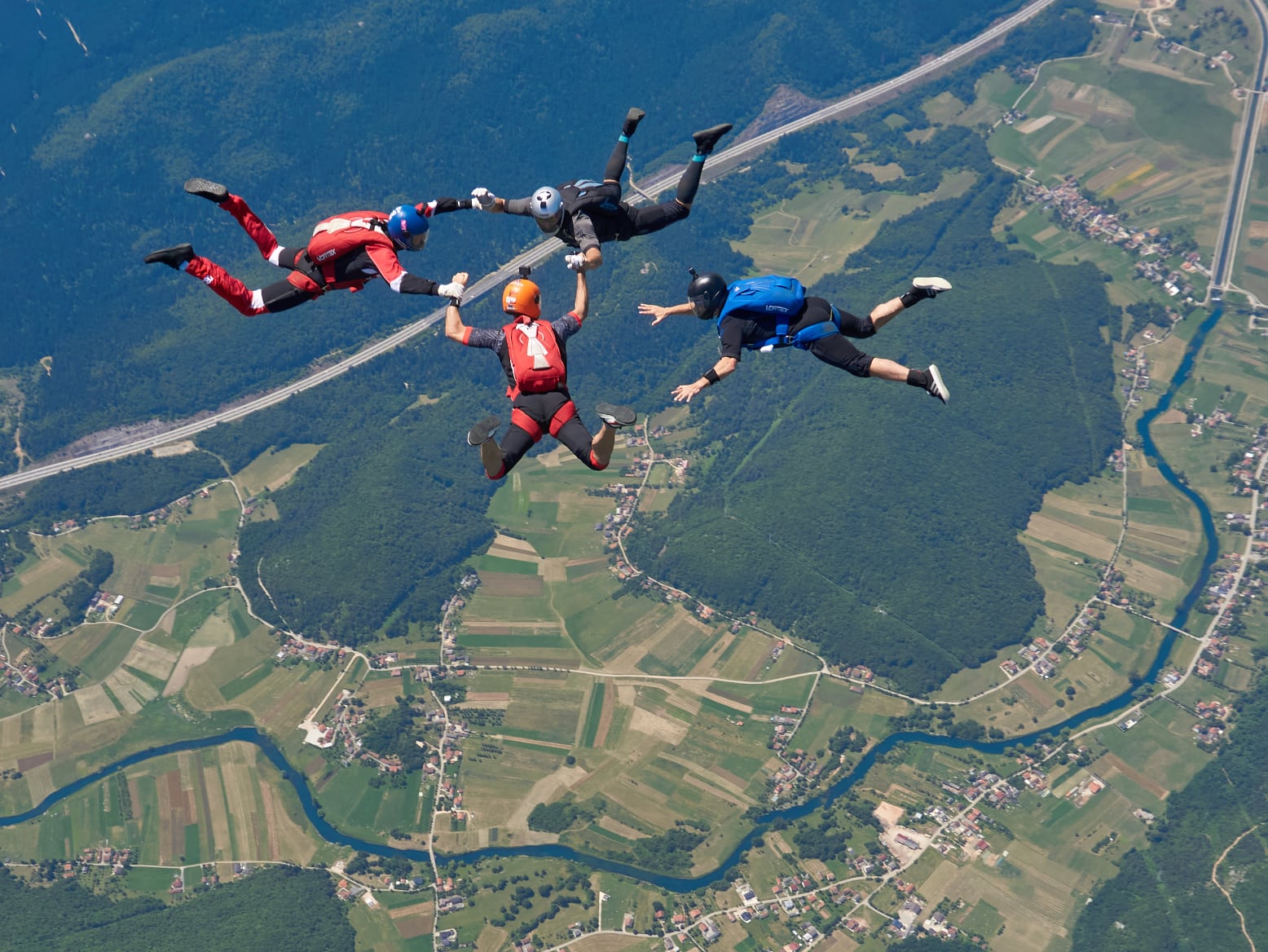Skydivers-in-formation-Otocac