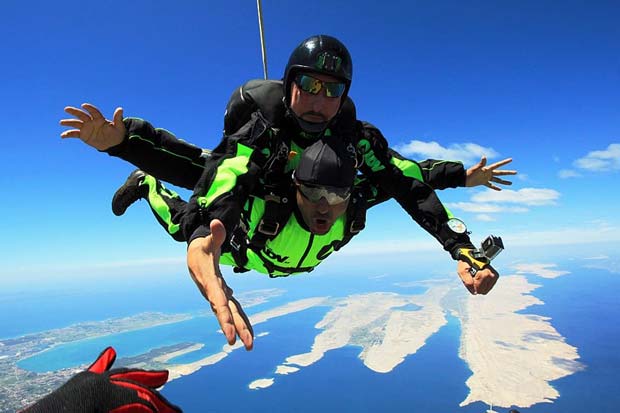 Tandem-skydiving-with-camerman-small
